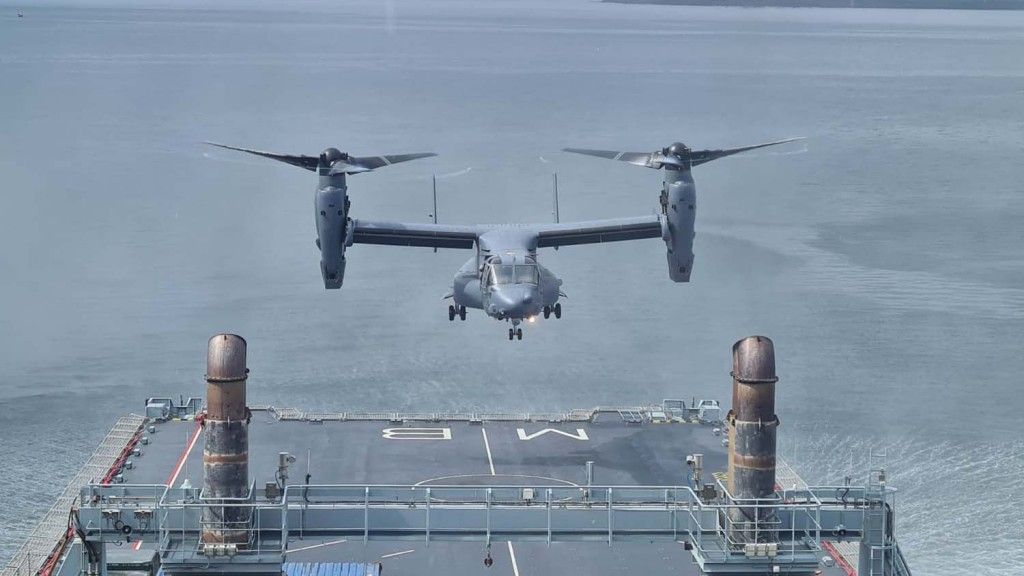 Samolot MV-22 Osprey lądujący na pokładzie okrętu RFA “Mounts Bay”. Fot. Royal Navy. 