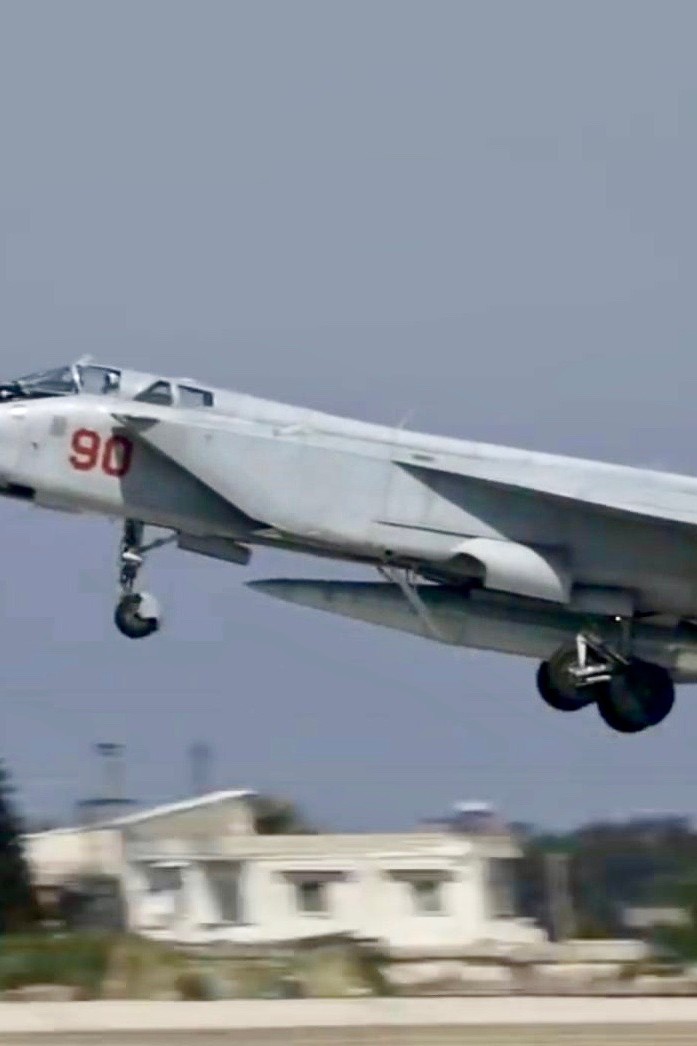 Rosyjski MiG-31K startuje z bazy Chmejmim. Pod kadłubem atrapa pocisku Ch-47M2 Kindżał. For. mil.ru