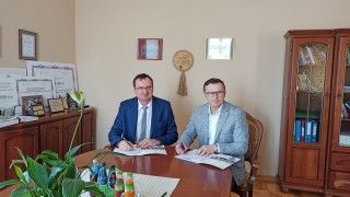 Prof. ucz. dr hab. Krzysztof Rejman, rektor Państwowej Wyższej Szkoły Techniczno-Ekonomicznej w Jarosławiu oraz Rafał Magryś, wiceprezes firmy Exatel / fot. informacja prasowa Exatel