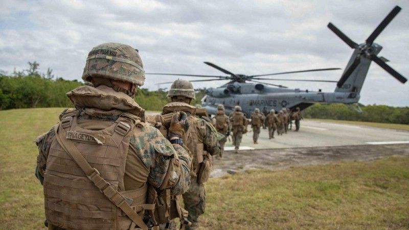 Marines z 1/2 Marines (czasowo 3d Marine Division) w czasie załadunku do śmigłowca CH-53E Super Stallion podczas ćwiczenia obrony amfibijnej w Camp Schwab, Okinawa (2021). Marines doskonalili swoje umiejętności taktyczne podczas demonstracji zdolności do szybkiego przejmowania i obrony kluczowych obszarów morskich w regionie Indo-Pacyfiku. Fot . Cpl. Alize Sotelo, USMC.