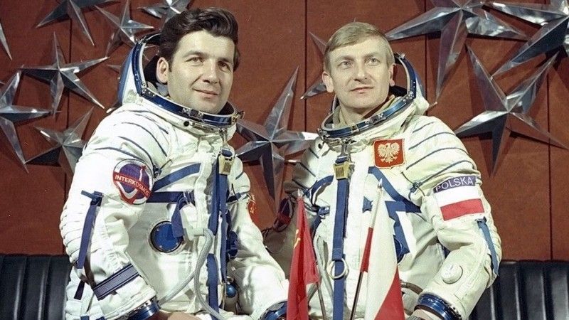 Mirosław Hermaszewski (z prawej) i Piotr Klimuk (po lewej) na krótko przed lotem kosmicznym misji Sojuz-30. Fot. Roskosmos [roscosmos.ru]