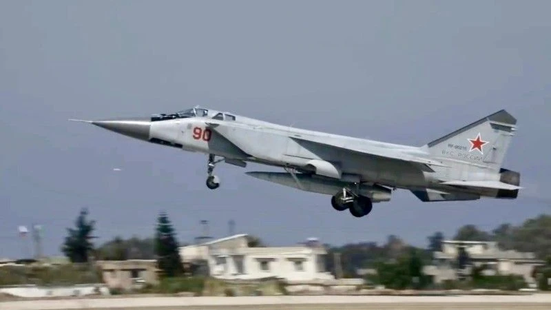 Rosyjski MiG-31K startuje z bazy Chmejmim. Pod kadłubem atrapa pocisku Ch-47M2 Kindżał. For. mil.ru