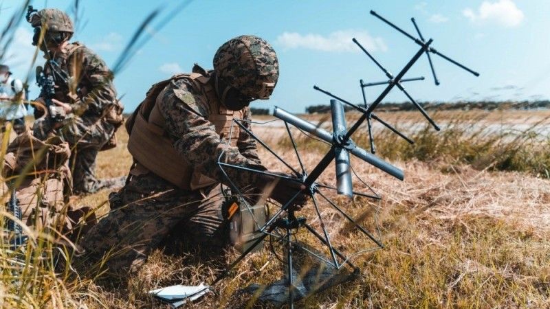 0 Kpr. Jacory Calloway, radiooperator z 1/2 Marines rozwija system komunikacji dalekiego zasięgu, w czasie demonstruji zdolności prowadzenia działań z wysuniętej bazy ekspedycyjnej (EABO) w ramach ćwiczeń Noble Fury w rejonie Okinawy (2020). W czasie demonstracji Marines opanowali i zabezpieczyli lotnisko, aby umożliwić dalsze operacje wspierające marynarkę, w tym misję szybkiego przerzutu systemu HIMARS. Fot. Cpl. Josue Marquez, USMC.