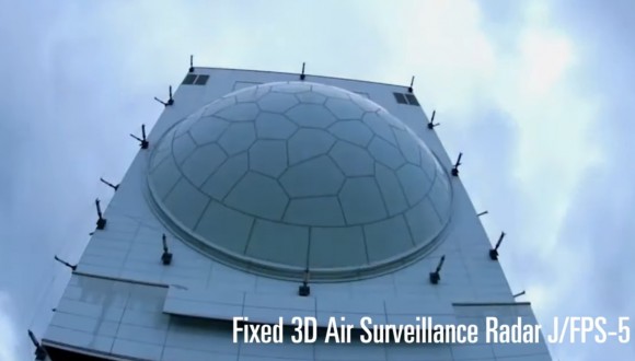 Radar wczesnego ostrzegania J/FPS-5 z zamontowanymi na stałe antenami aktywnymi klasy AESA. Fot. ATLA/YouTube