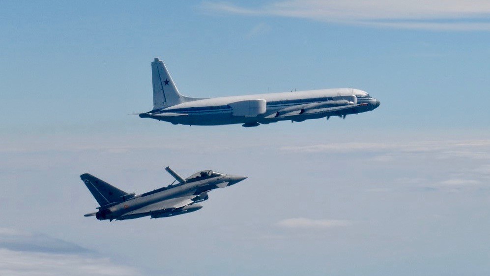 Hiszpański Typhoon eskortuje rosyjski samolot Ił-22PP Porubszczik. Fot. NATO Air Command