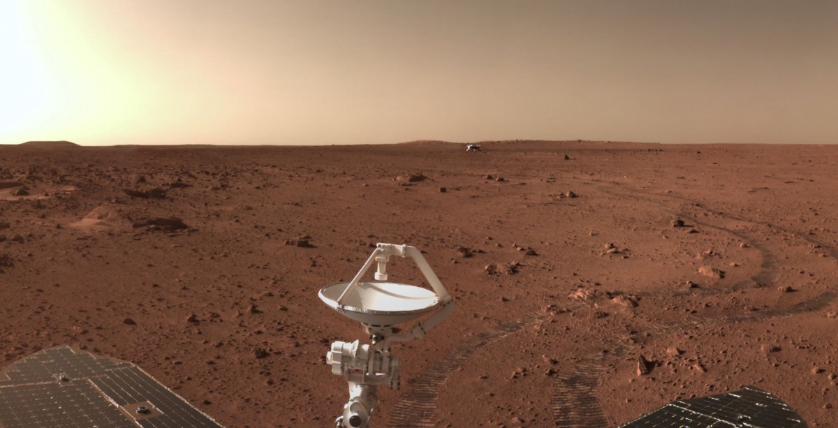 Łazik Zhurong spoglądający na miejsce swojego lądowania z maja 2021 r. (zdjęcie wykonane po blisko dwóch miesiącach eksploracji równiny Utopia Planitia). Fot. CNSA [cnsa.gov.cn]