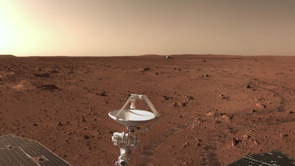 Łazik Zhurong spoglądający na miejsce swojego lądowania z maja 2021 r. (zdjęcie wykonane po blisko dwóch miesiącach eksploracji równiny Utopia Planitia). Fot. CNSA [cnsa.gov.cn]