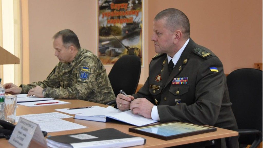 Generał Załużnyj na pierwszym planie, fot. Siły Zbrojne Ukrainy