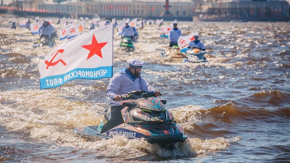 Parada jednostek pływających 9 maja 2021 roku w Sankt Petersburgu – w tym tzw. „Nieśmiertelnej Flotylli”. Fot. 78.mchs.gov.ru/