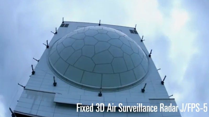 Radar wczesnego ostrzegania J/FPS-5 z zamontowanymi na stałe antenami aktywnymi klasy AESA. Fot. ATLA/YouTube