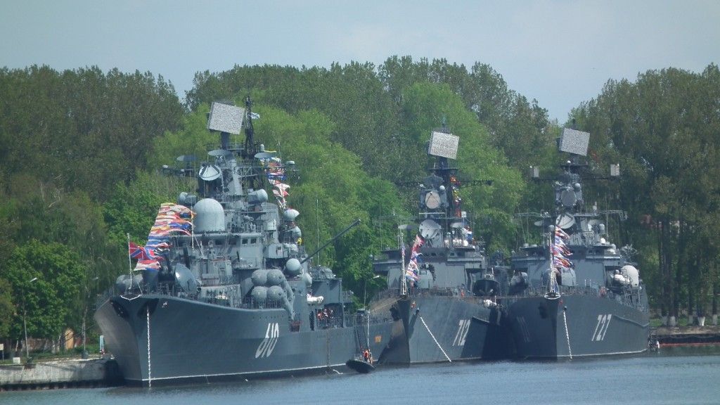 Trzy największe okręty Floty Bałtyckiej w Bałtijsku: niszczyciel „Nastojczywyj” projektu 956 typu „Sarycz” oraz dwie fregaty projektu 11540 typu „Jastrieb”. Fot. Defence24.pl