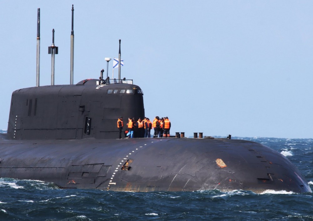 Liczna grupa rosyjskich marynarzy na pokładzie dziobowym atomowego okrętu podwodnego „Orioł”. Fot. Royal Danish Navy/3. Eskadre