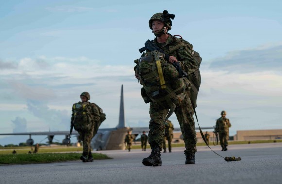 Japońscy żołnierze po desancie z Amerykanami na Guam, fot. Master Sgt. Richard Ebensberger, domena publiczna