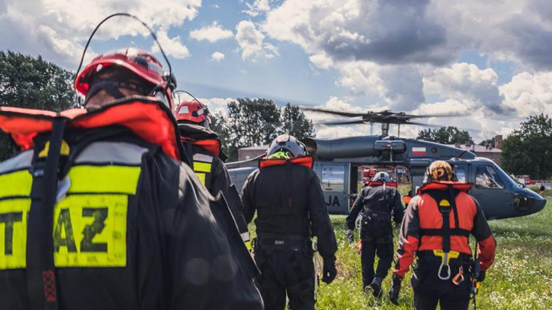 Polscy strażacy ruszają na pomoc Czechom. W akcji weźmie udział policyjny Black Hawk
