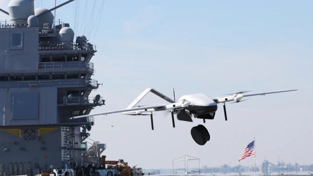 Prototyp dronu Blue Water podczas demonstracji możliwości dostarczenia ładunku na pokład lotniczy lotniskowca USS „Gerald R. Ford” 21 lutego 2021 r. Fot. US Navy