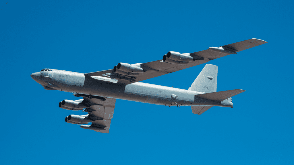 B-52H z prototypem AGM-183A / Fot. U.S. Air Force, hristopher Okula (Public Domain)