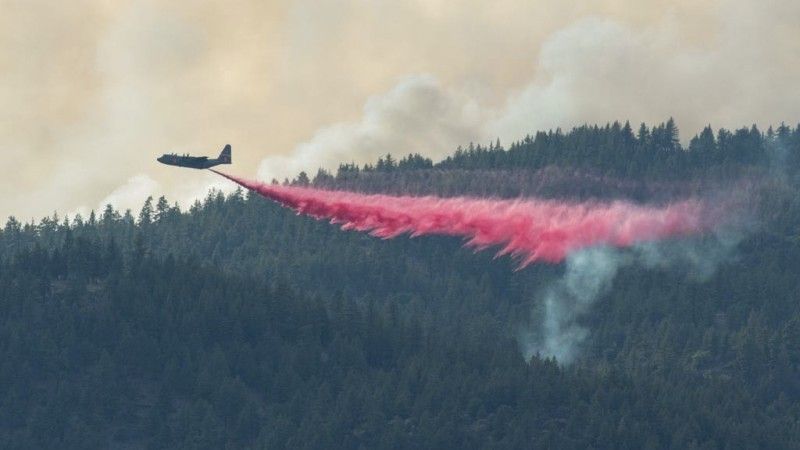 Lipiec 2021 r., samolot Gwardii Narodowej uczestniczy w gaszeniu pożarów w stanie California, fot. US Air Force Senior Master Sgt. Paula Macombe