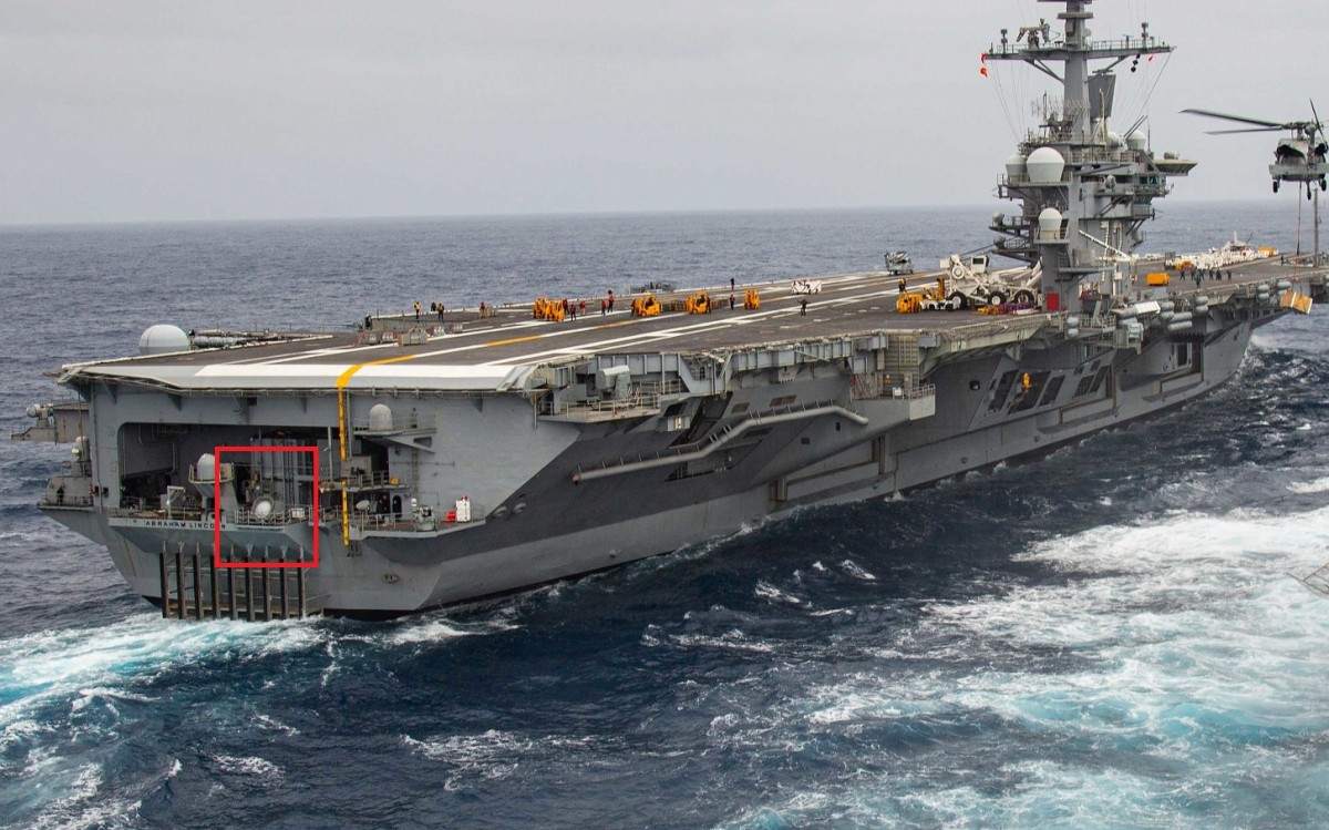 Umieszczony na rufie jeden z trzech systemów antenowych nowego systemu walki elektronicznej na pokładzie lotniskowca USS „Abraham Lincoln”. Zdjęcie z lipca 2021 roku. Fot. US Navy