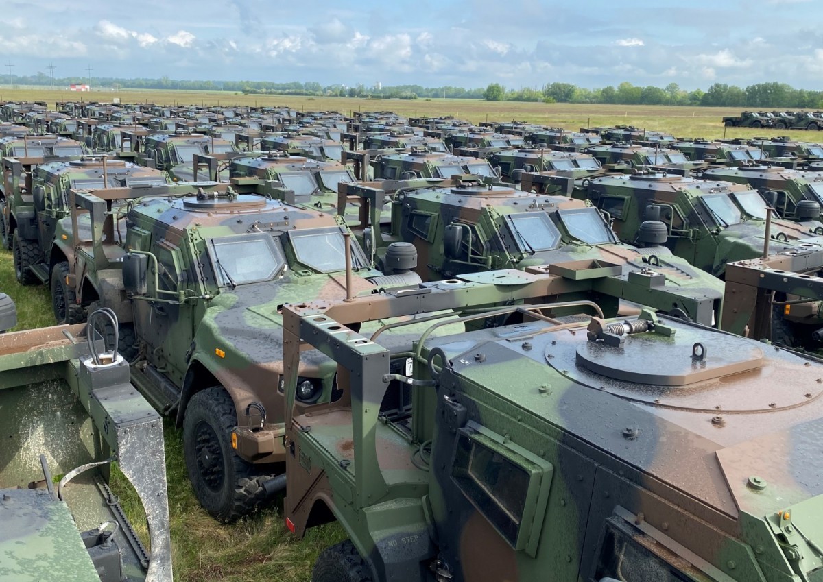 Nowe pojazdy JLTV w bazie Coleman Barracks.  Fot. U.S. Army