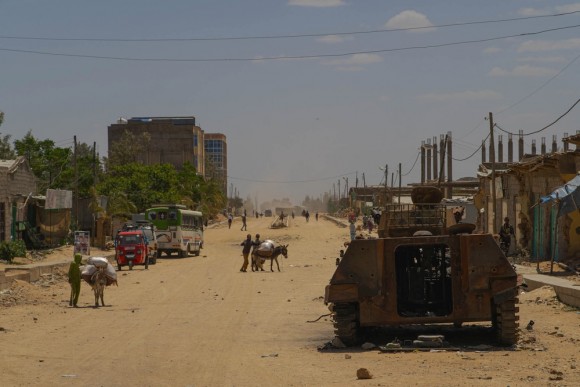 Zniszczony transporter opancerzony armii etiopskiej na ulicach Hawzen jednego z miast rejonu Tigraj: Fot. Yan Boechat/VOA/Wikipedia/ domena publiczna
