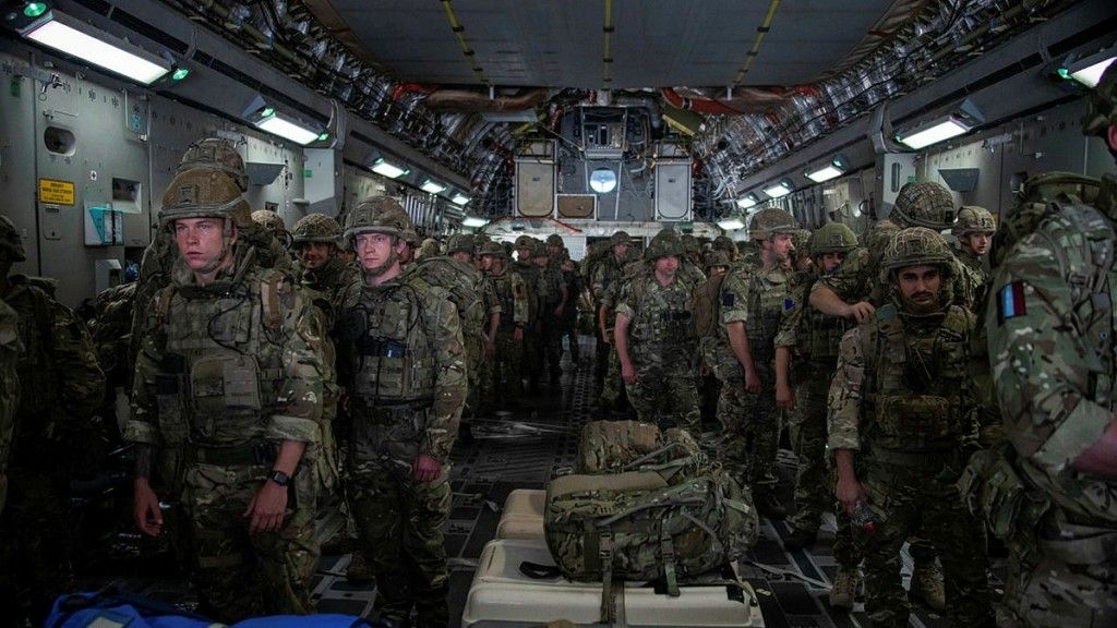 Brytyjscy spadochroniarze podczas misji ewakuacyjnej. Fot. MoD UK/Crown Copyright