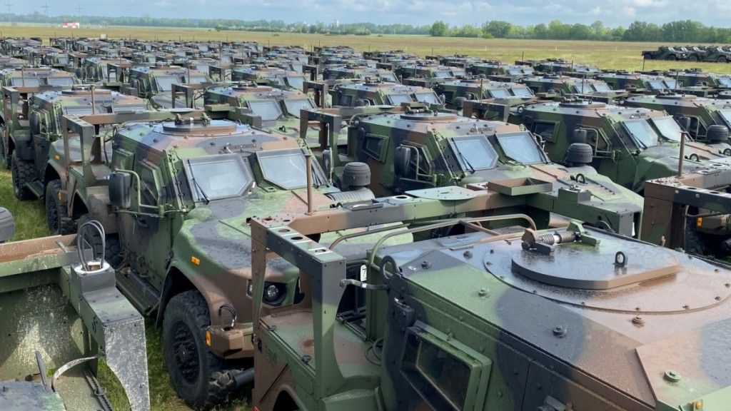 Nowe pojazdy JLTV w bazie Coleman Barracks.  Fot. U.S. Army