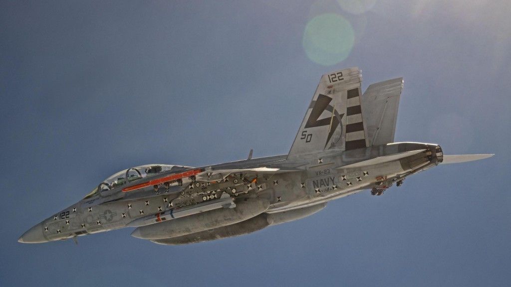 AARGM-ER podwieszony pod myśliwiec F/A-18. Fot. US Navy.