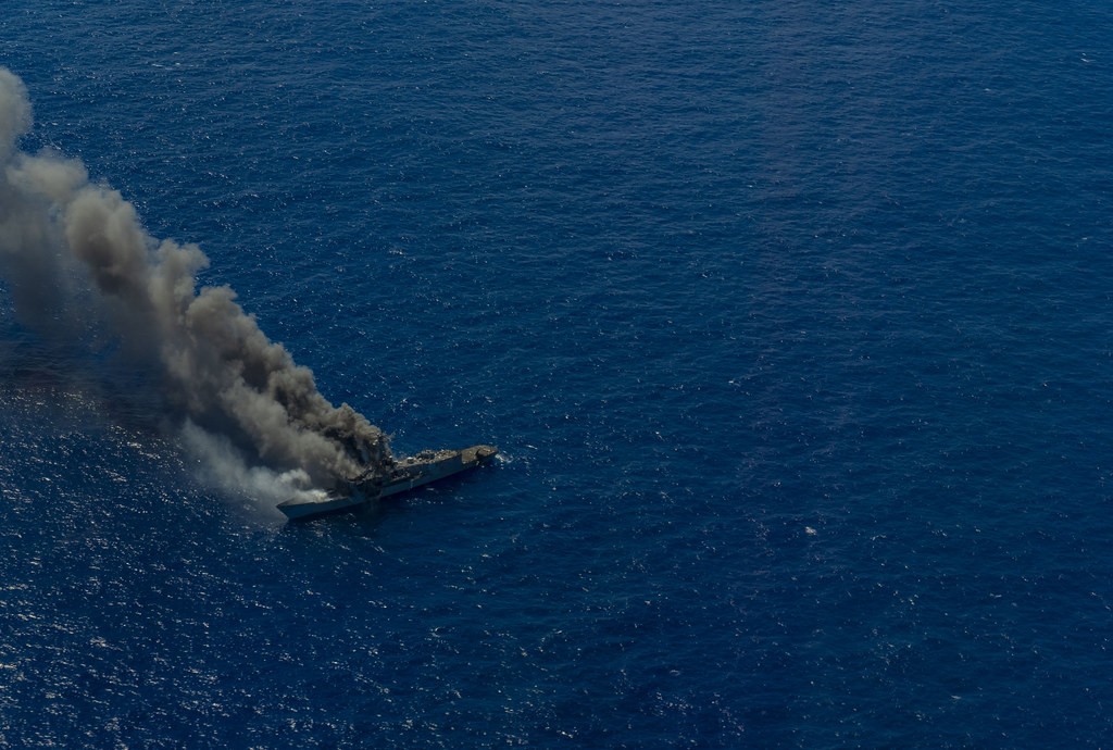 Fregata cel ex- USS “Ingraham” atakowana rakietami 15 sierpnia 2021 r. ma poliginie pacyficznym koło Hawajów. Fot. U.S. Navy