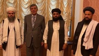 Fot. Suhail Shaheen (trzeci od lewej) / @suhailshaheen1 / Twitter