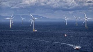 Morskie farmy wiatrowe są nie tylko dodatkowym obiektem do zabezpieczenia, ale również mogą być stałym źródłem informacji o sytuacji morskiej. Fot. orstedcdn.azureedge.net