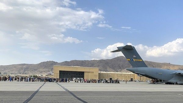 Zdjęcie ilustracyjne. Ewakuacja personelu amerykańskiego z lotniska w Kabulu. Fot. domena publiczna