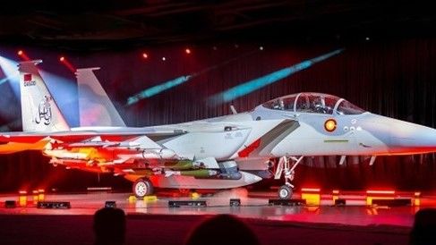 Ceremonia oficjalnego nazwania i przekazania katarskim siłom powietrznym pierwszego myśliwca Boeing F-15QA Advanced Eagle (Ababil) (katarski numer ogonowy QA500) w zakładach Boeing w St. Louis, 25.08.2021 r.  Fot. Boeing
