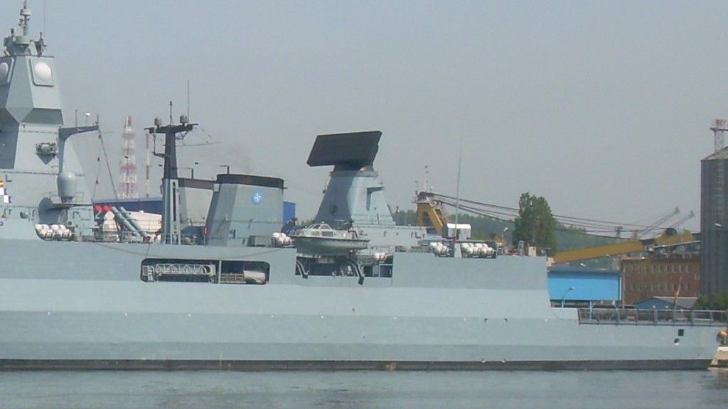 Za trzy lata radary dalekiego zasięgu Thales SMART-L umieszczone w części rufowej fregat F124 mają zostać wymienione na nowe stacje radiolokacyjnej TRS-4D/LR ROT. Na zdjęciu fregata „Sachsen”. Fot. M.Dura