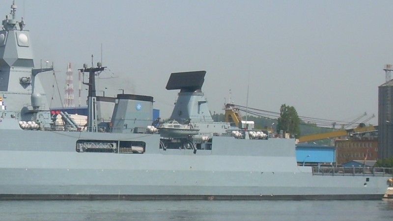 Za trzy lata radary dalekiego zasięgu Thales SMART-L umieszczone w części rufowej fregat F124 mają zostać wymienione na nowe stacje radiolokacyjnej TRS-4D/LR ROT. Na zdjęciu fregata „Sachsen”. Fot. M.Dura