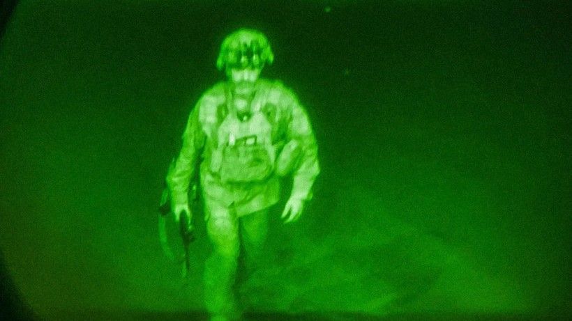 Ostatni amerykański żołnierz wsiada do samolotu w Kabulu, fot. Jack Hol, US CENTCOM