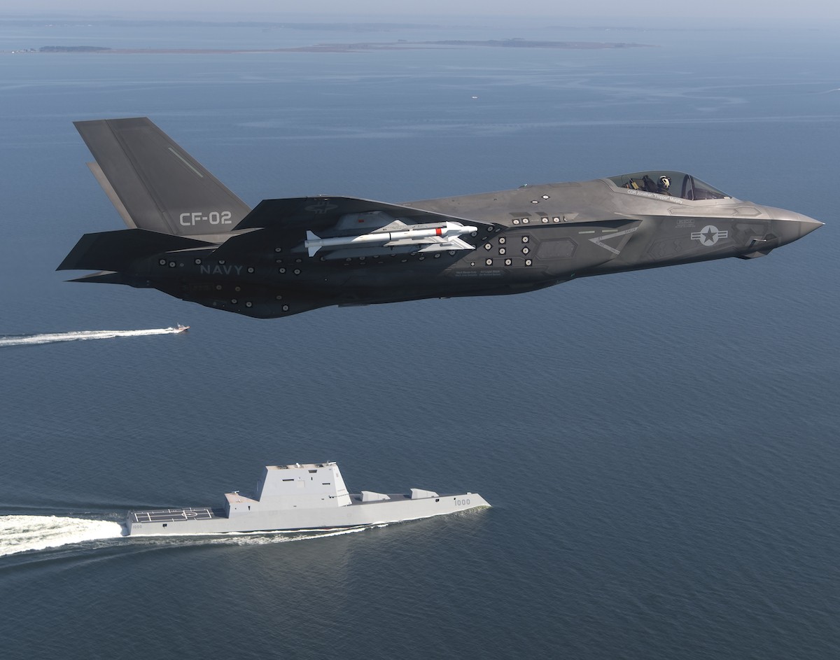 Myśliwiec F-35 z pociskami AIM-9X. Fot. Raytheon Technologies.