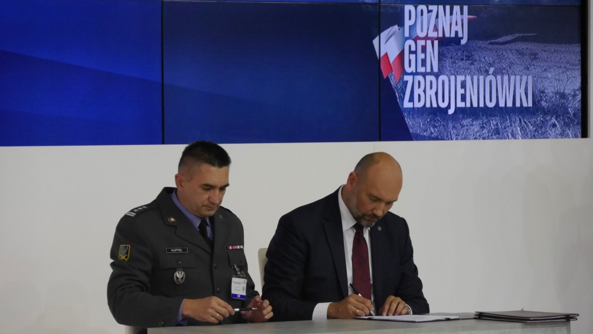 Podpisanie umowy na Rosomak-RSK. Fot. Mateusz Zielonka/Defence24.pl
