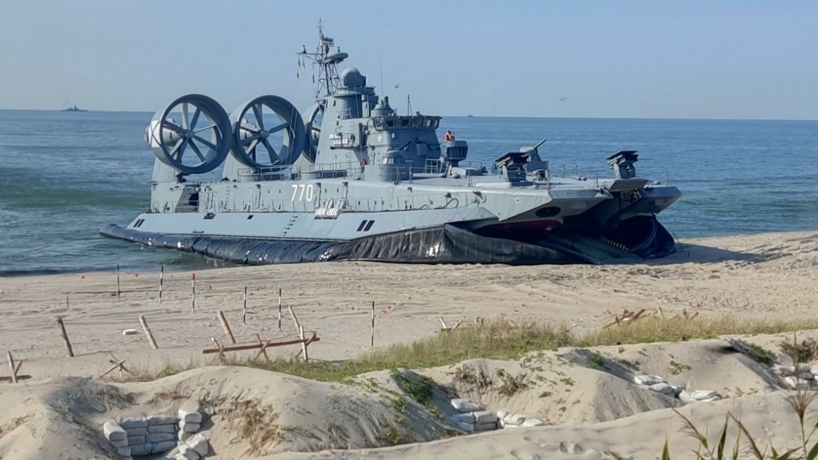 Poduszkowiec desantowy Jewgienij Koczieszkow bezpośrednio na plaży, fot. mil.ru