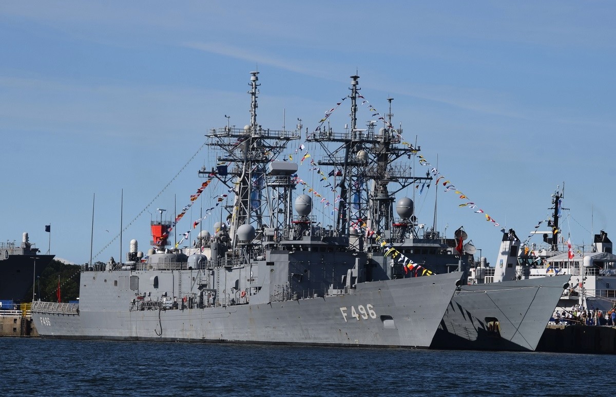 Fregaty typu Oliver Hazard Perry po całkowitym wycofaniu ze służby w US Navy, stały się ważnym elementem wielu mniejszych flot. Na zdjęciu dwie jednostki tego typu turecka Gökova i polska Gen. K. Pułaski sfotografowane w Kilonii podczas ćwiczeń Baltops 2019.Fot. A. Nitka