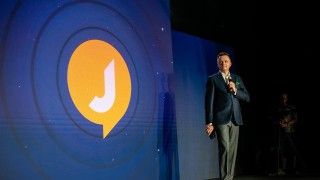 Szymon Hołownia prezentuje logo aplikacji Jaśmina / fot. Polska 2050 / Facebook