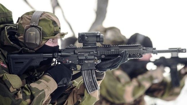 Zdjęcie ilustracyjne: Norwescy żołnierze z karabinkami HK 416 / Fot. forsvaret.no