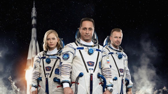 Skład misji MS-19 - od lewej: aktorka Julia Peresild, kosmonauta Anton Szkaplerow i reżyser Klim Szypienko. Fot. Roskosmos [roscosmos.ru]