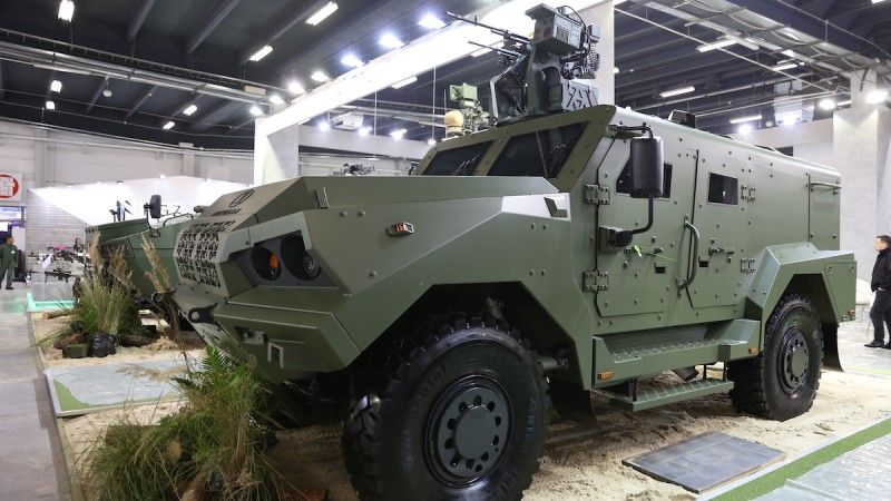 Czesko-polski pojazd Waran na stoisku HSW na MSPO 2022.