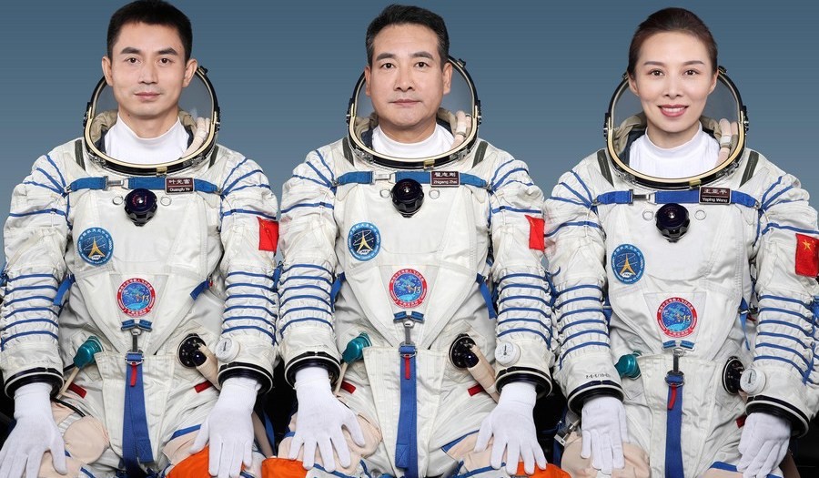 Załoga misji Shenzhou 13 - od prawej: Wang Yaping, Zhai Zhigang, Ye Guangfu. Fot. Biuro Informacyjne Rady Państwa ChRL [scio.gov.cn]