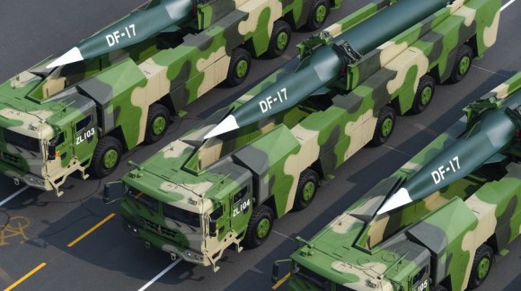 Chińskie rakiety średniego zasięgu z szybującym efektorem hipersonicznym DF-17, na paradzie państwowej 1 października 2019 roku. Fot. Chińska Armia Ludowo-Wyzwoleńcza