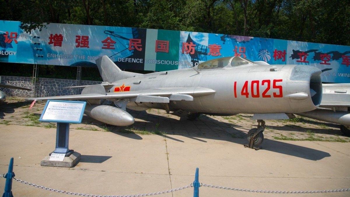 Widziane z orbity: chińskie myśliwce przerobione na drony