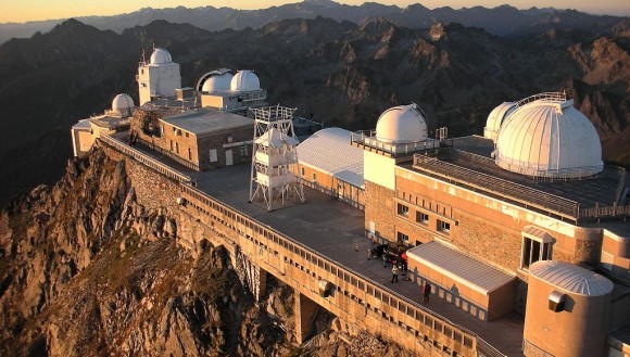 Obserwatorium w masywie górskim Pic du Midi de Bigorre we francuskich Pirenejach - 2007 rok. Fot. Wikimedia Commons/Pascalou petit (CC BY-SA 3.0)