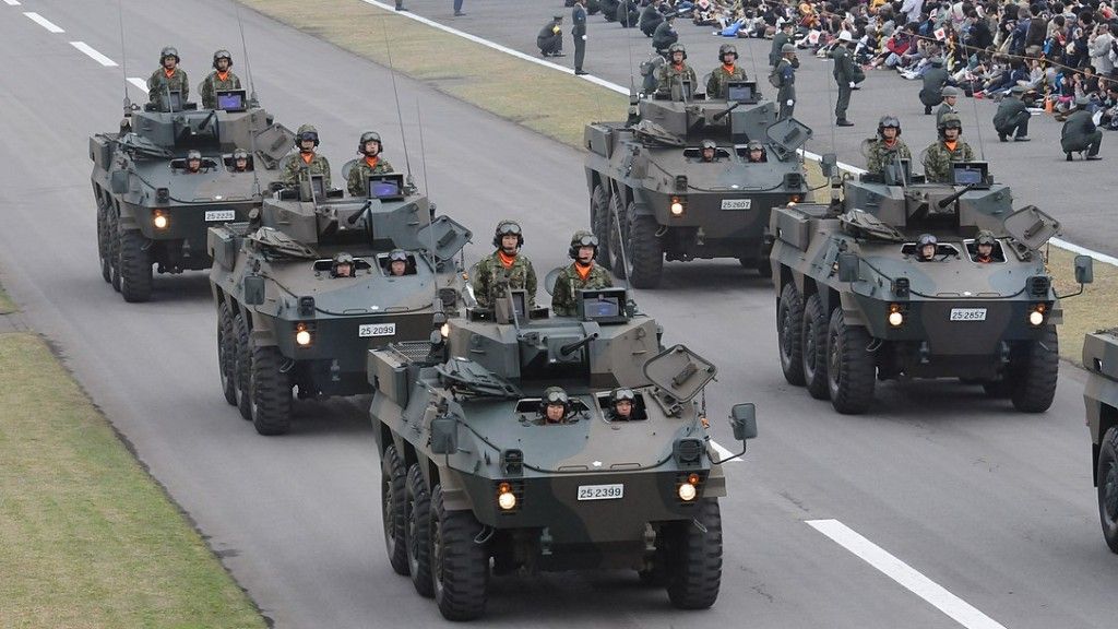 Fot. JGSDF - H22 Parade of Self-Defense Force), licencja CC BY 2.0, commons.wikimedia.org