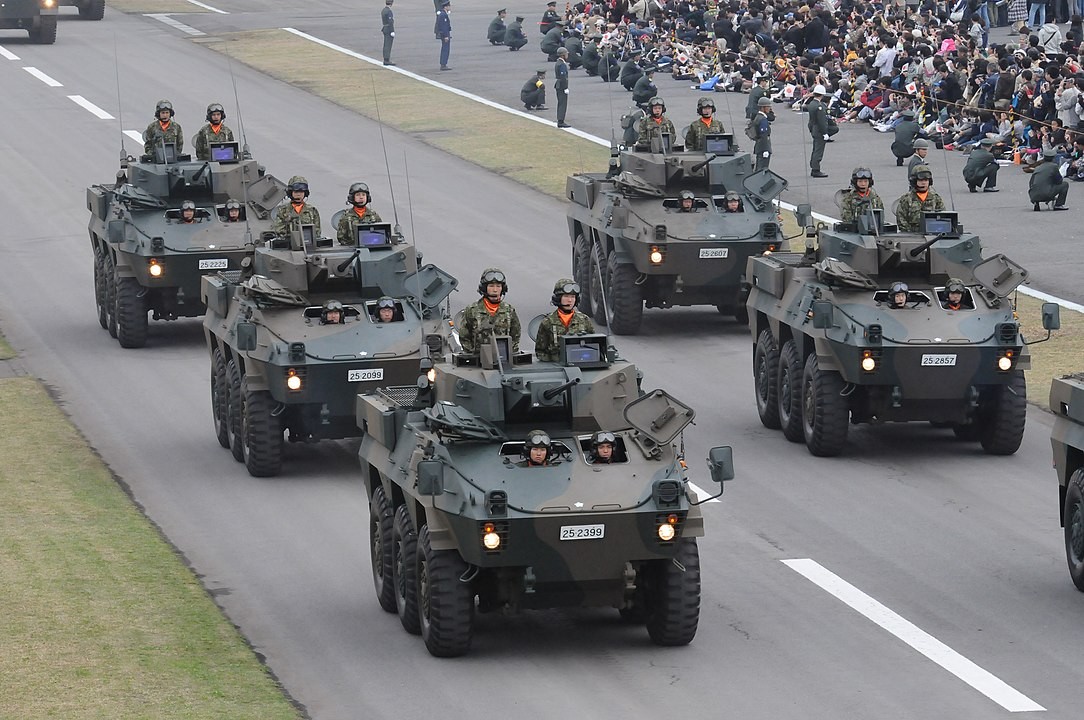 Fot. JGSDF - H22 Parade of Self-Defense Force), licencja CC BY 2.0, commons.wikimedia.org