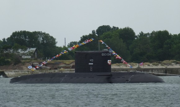 Dzięki okrętom podwodnym WMF nadal jest jedną z najsilniejszych flot na świecie. Na zdjęciu jednostka o napędzie spalinowo-elektrycznym "Staryj Oskoł" Floty Czarnomorskiej uzbrojona w rakietowe pociski dalekiego zasięgu Kalibr-PŁ. Fot. Defence24.pl